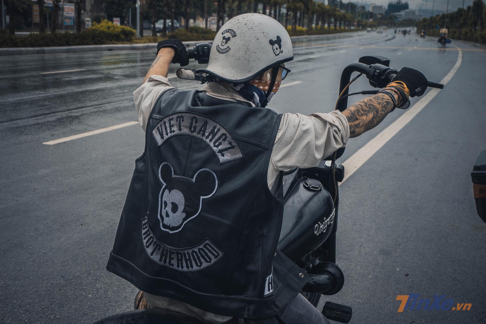 Với những chiếc xe độ bánh béo và cắt ngắn dè sau, việc di chuyển dưới trời mưa ướt khá vất vả khi người lái phải hứng chịu đủ bùn đất