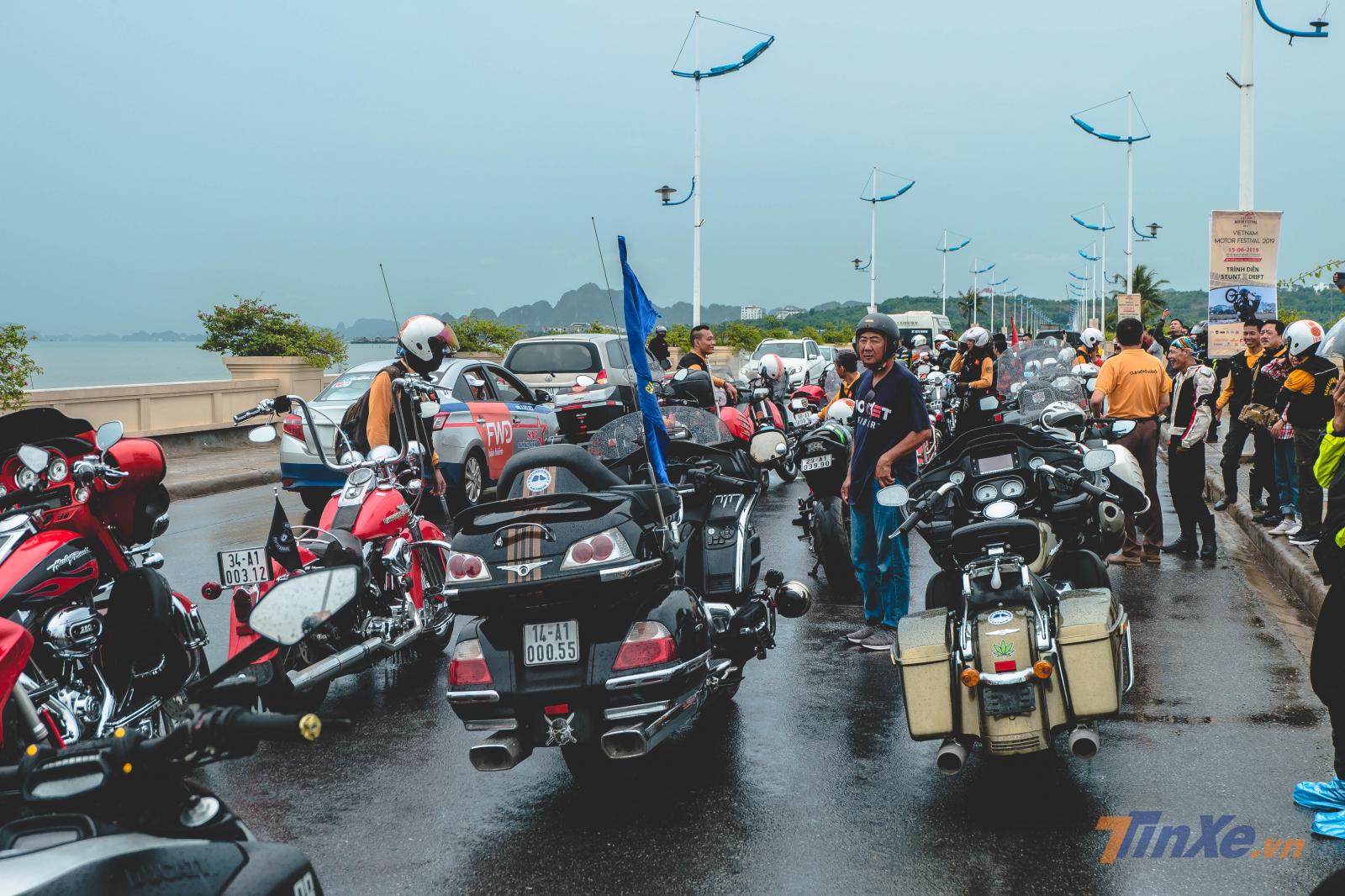 Đoàn xe với sự góp mặt của Câu lạc bộ Mô tô Hà Nội