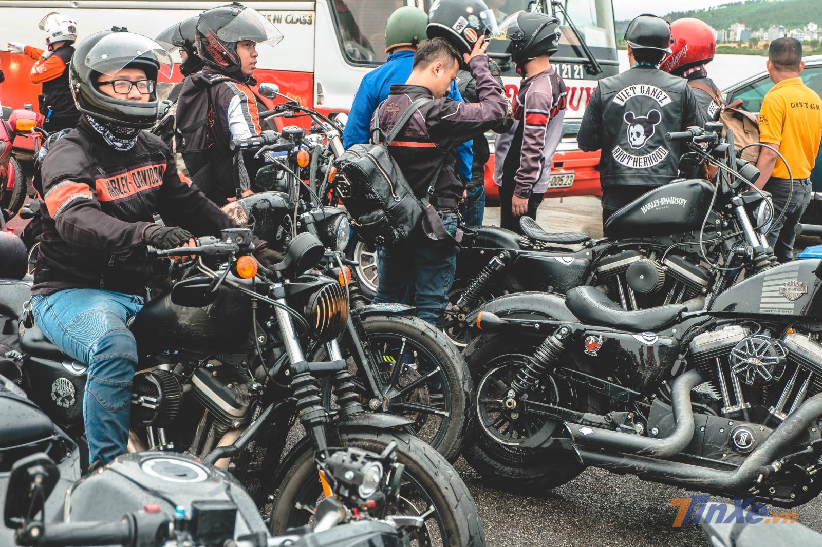 Tiến về Tuần Châu, hàng trăm biker đến từ Hà Nội đã tụ tập tại đây, chuẩn bị tiến vào khu vực diễn ra đại hội