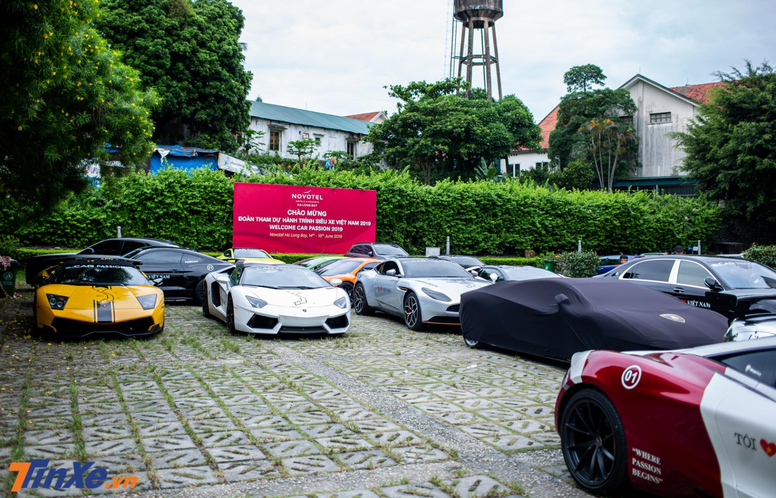 Trong đoàn này còn có một siêu xe được trùm bạt nữa chính là Lamborghini Aventador S LP740-4 của doanh nhân quận 12 mới được vận chuyển xuống Hạ Long