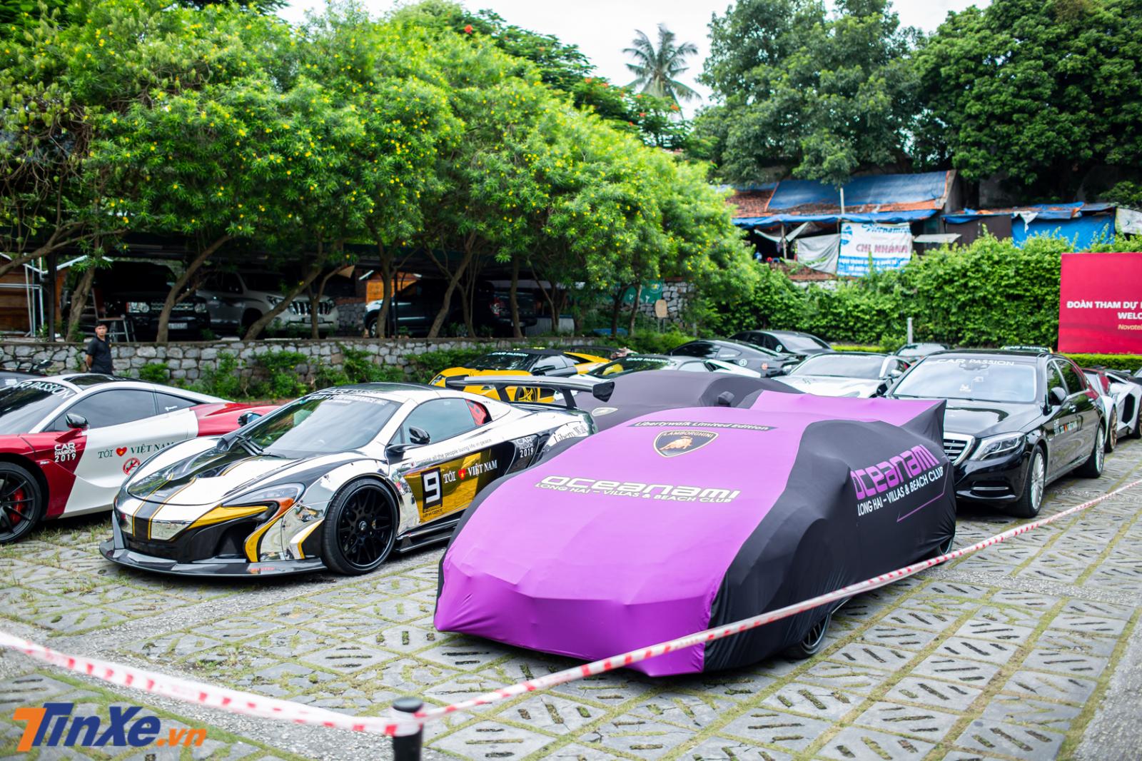 Dàn xe được khách sạn nơi đoàn ở làm hàng rào vây xe