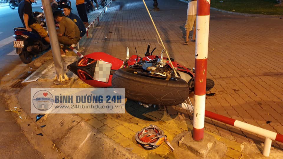 Chiếc Ducati 899 Panigale nằm trên lề đường sau vụ va chạm