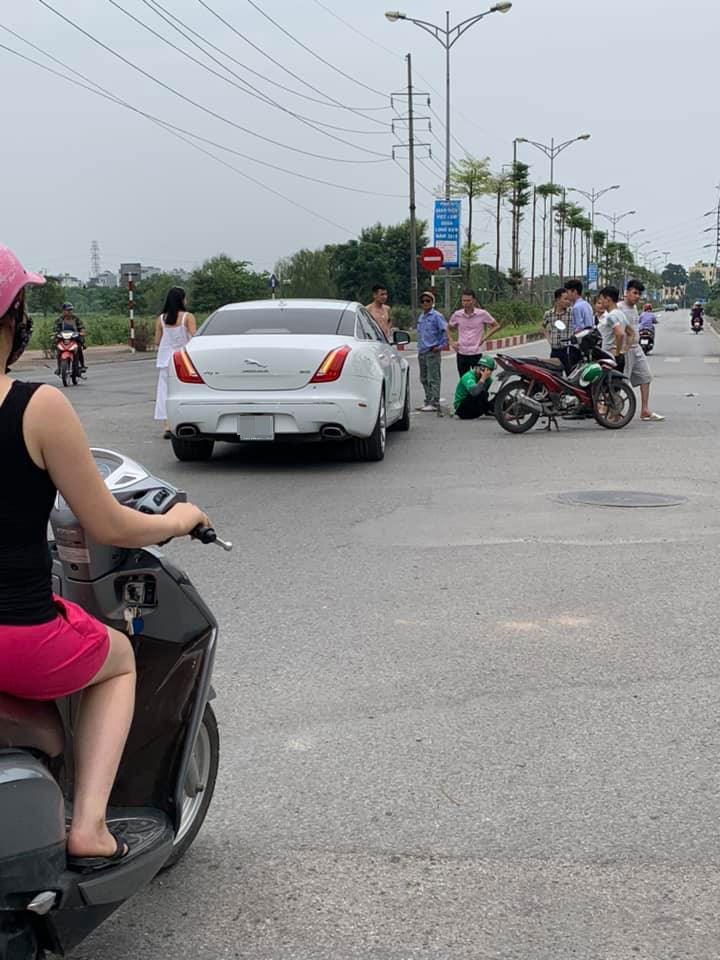 Hiện trường vụ va chạm giữa chiếc xe sang Jaguar và tài xế GrabBike
