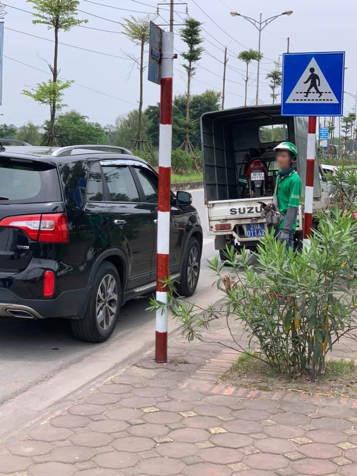 Chiếc xe máy của tài xế GrabBike được đưa về trụ sở Công an sau vụ va chạm với Kia Sorento