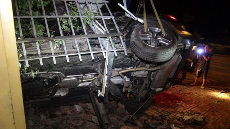 Chiếc Mercedes-Benz bị kẹt cứng vào một bức tường, gây khó khăn cho quá trình cứu hộ Chiếc Mercedes-Benz bị kẹt cứng vào một bức tường, gây khó khăn cho quá trình cứu hộ