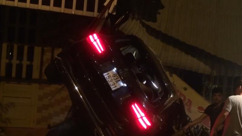 Chiếc SUV hạng sang Mercedes-Benz tại hiện trường vụ tai nạn nghiêm trọng Chiếc SUV hạng sang Mercedes-Benz tại hiện trường vụ tai nạn nghiêm trọng