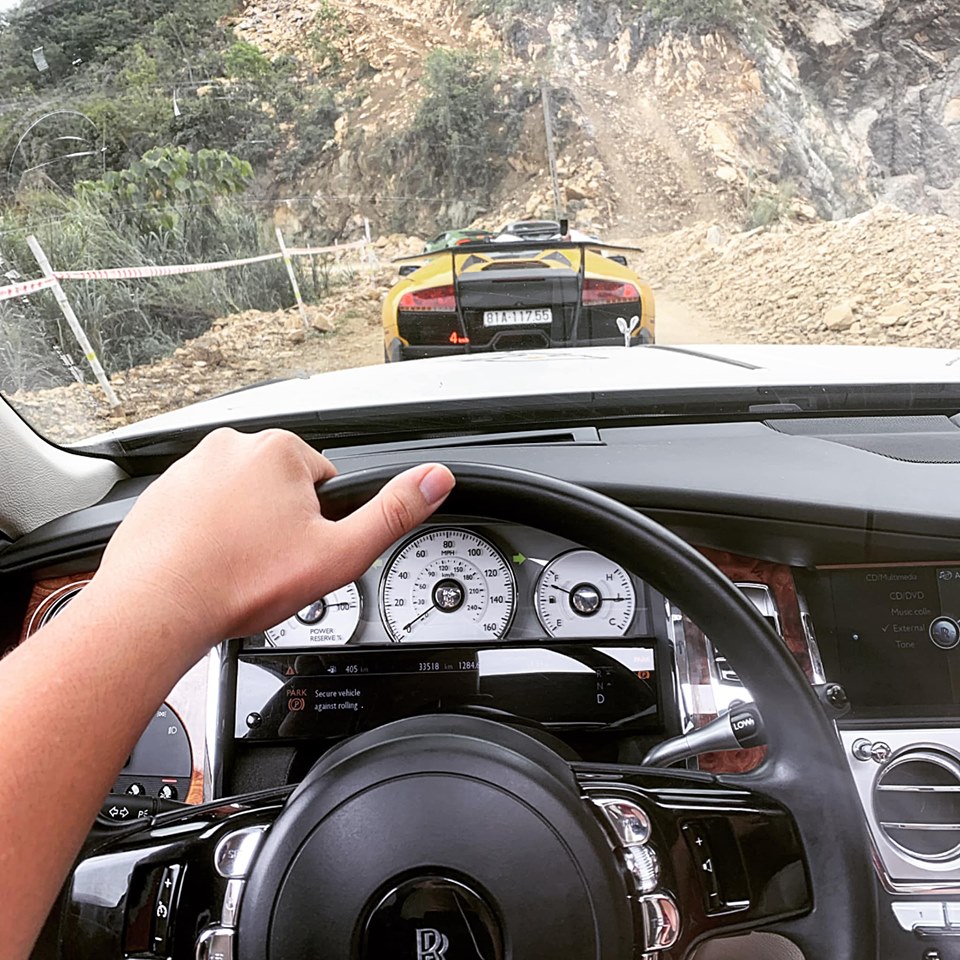 Một thành viên lái Rolls-Royce Ghost chụp ảnh cho thấy đường di chuyển đến Mộc Châu khá xấu