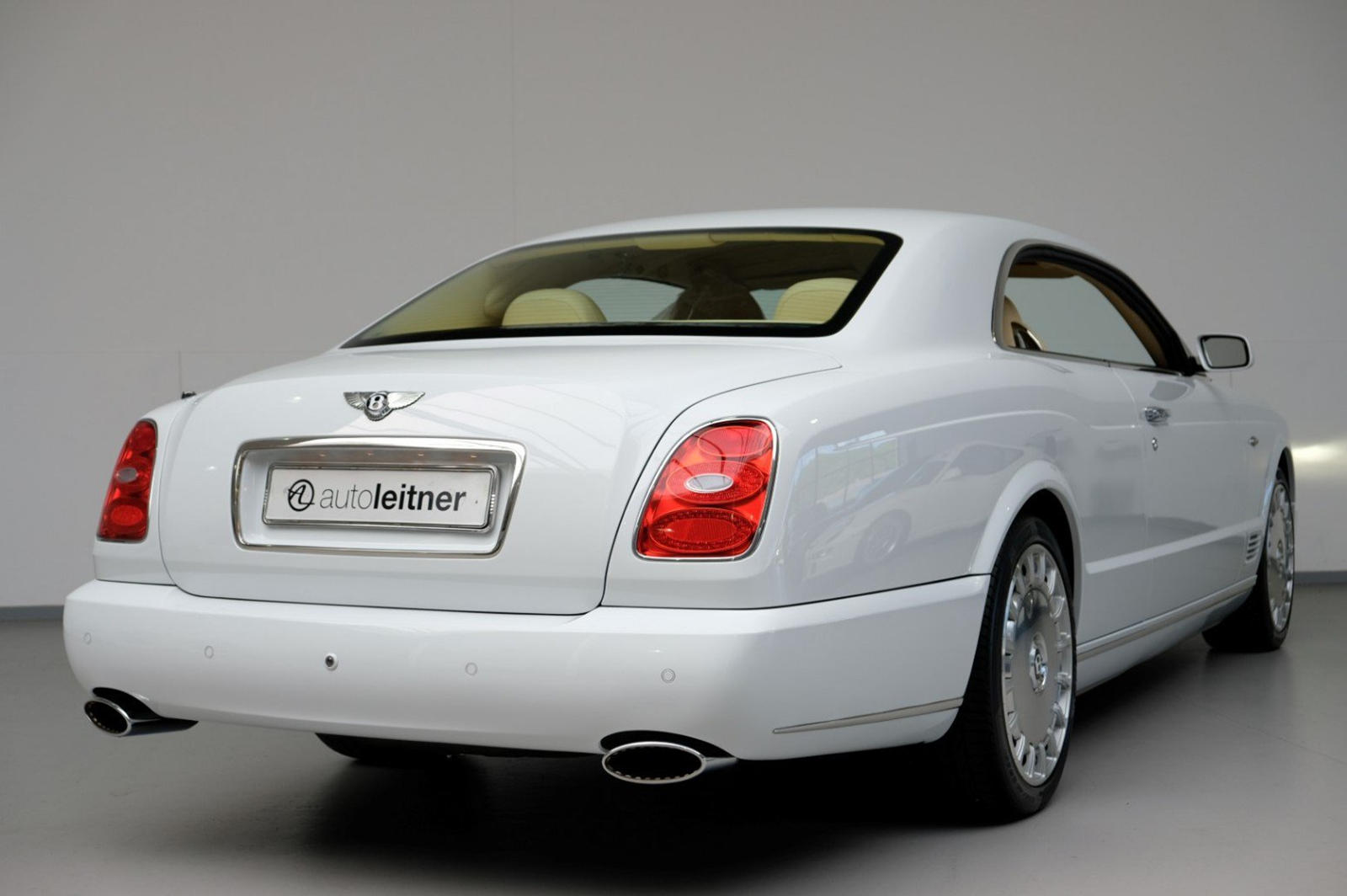 Chiếc Bentley Brooklands hiện đang tìm chủ nhân mới sở hữu bộ cánh ngoại thất trắng muốt