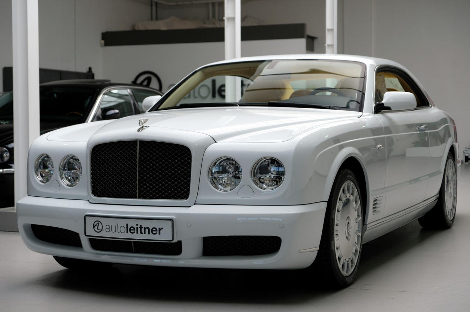 Chiếc Bentley Brooklands này tuy là xe đã qua sử dụng 10 năm nhưng vẫn còn gần như mới