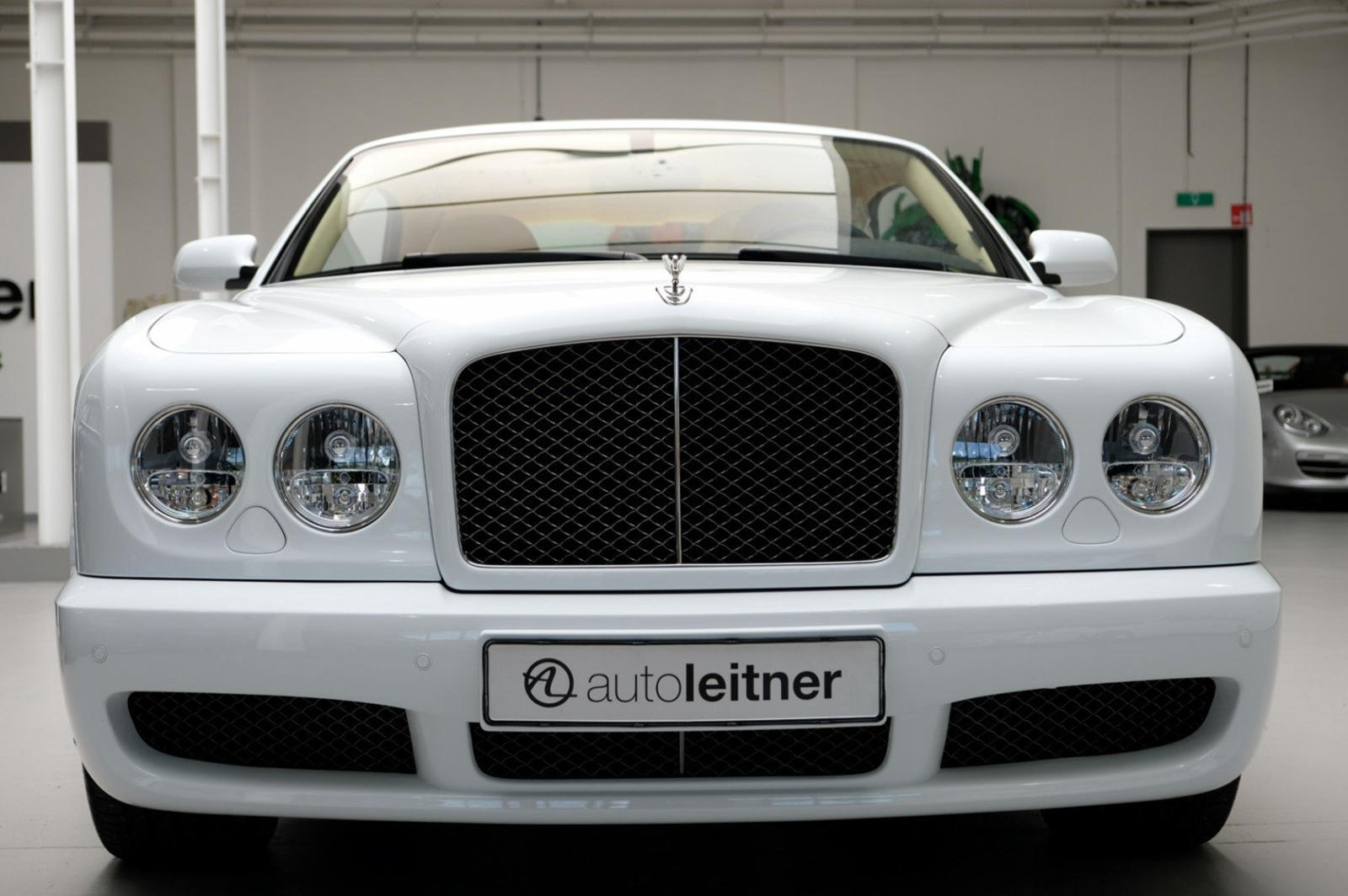Bentley Brooklands được trang bị lưới tản nhiệt bằng thép không gỉ màu tối