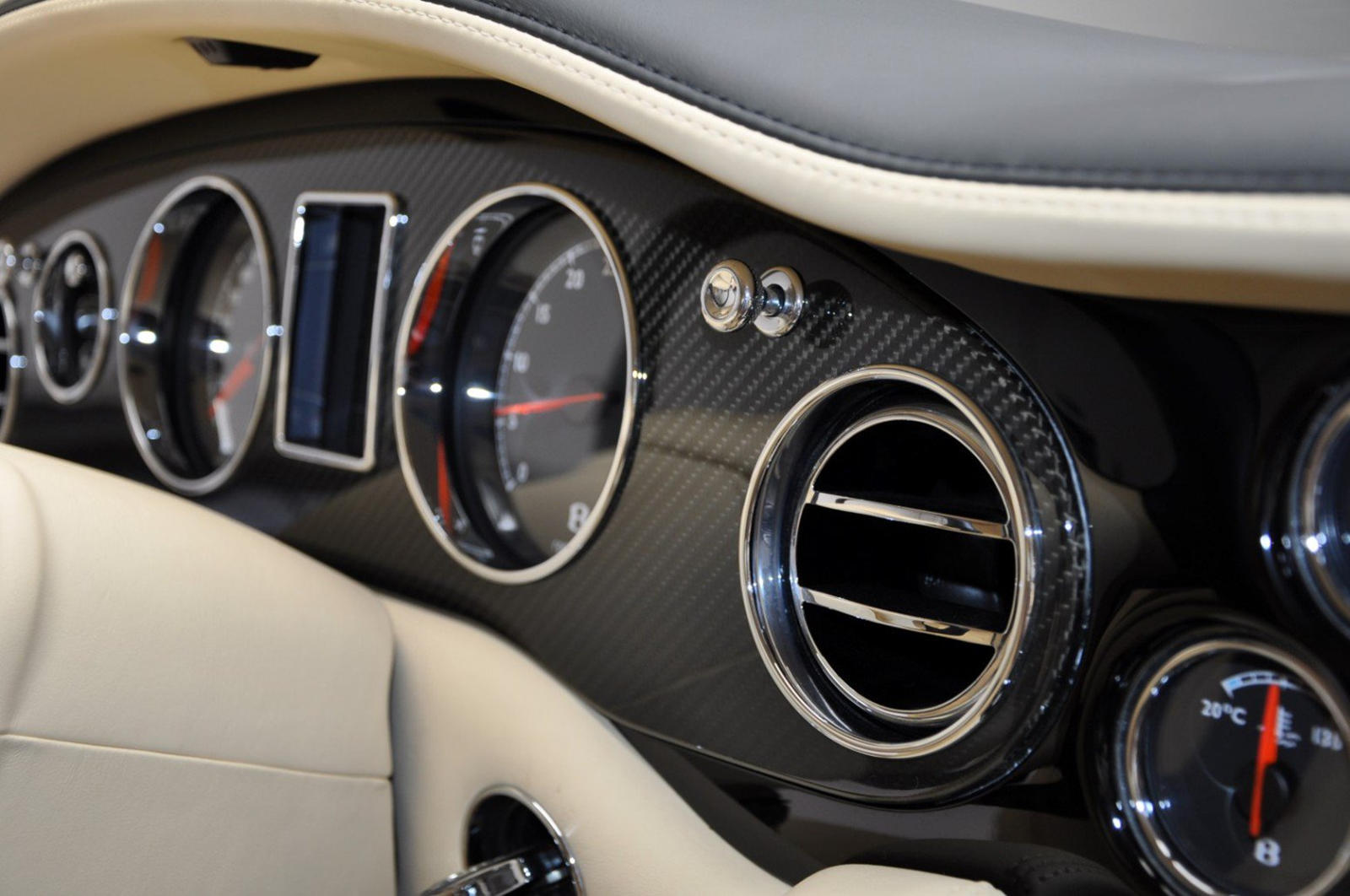 Bảng đồng hồ của chiếc Bentley Brooklands