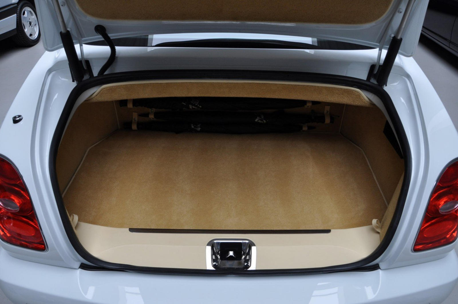 4 chiếc ô bên trong cốp sau của chiếc Bentley Brooklands