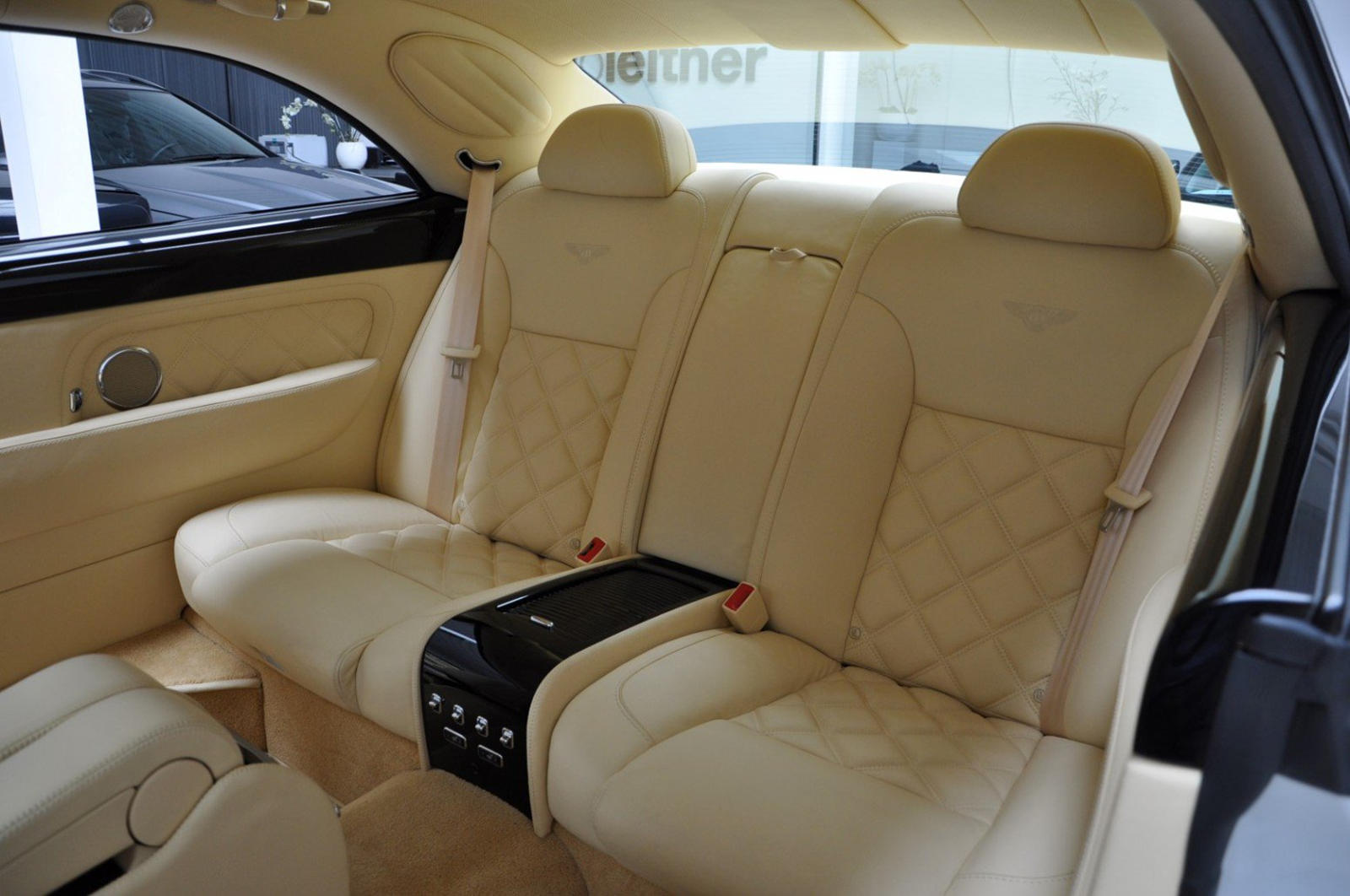 Hàng ghế sau của chiếc Bentley Brooklands