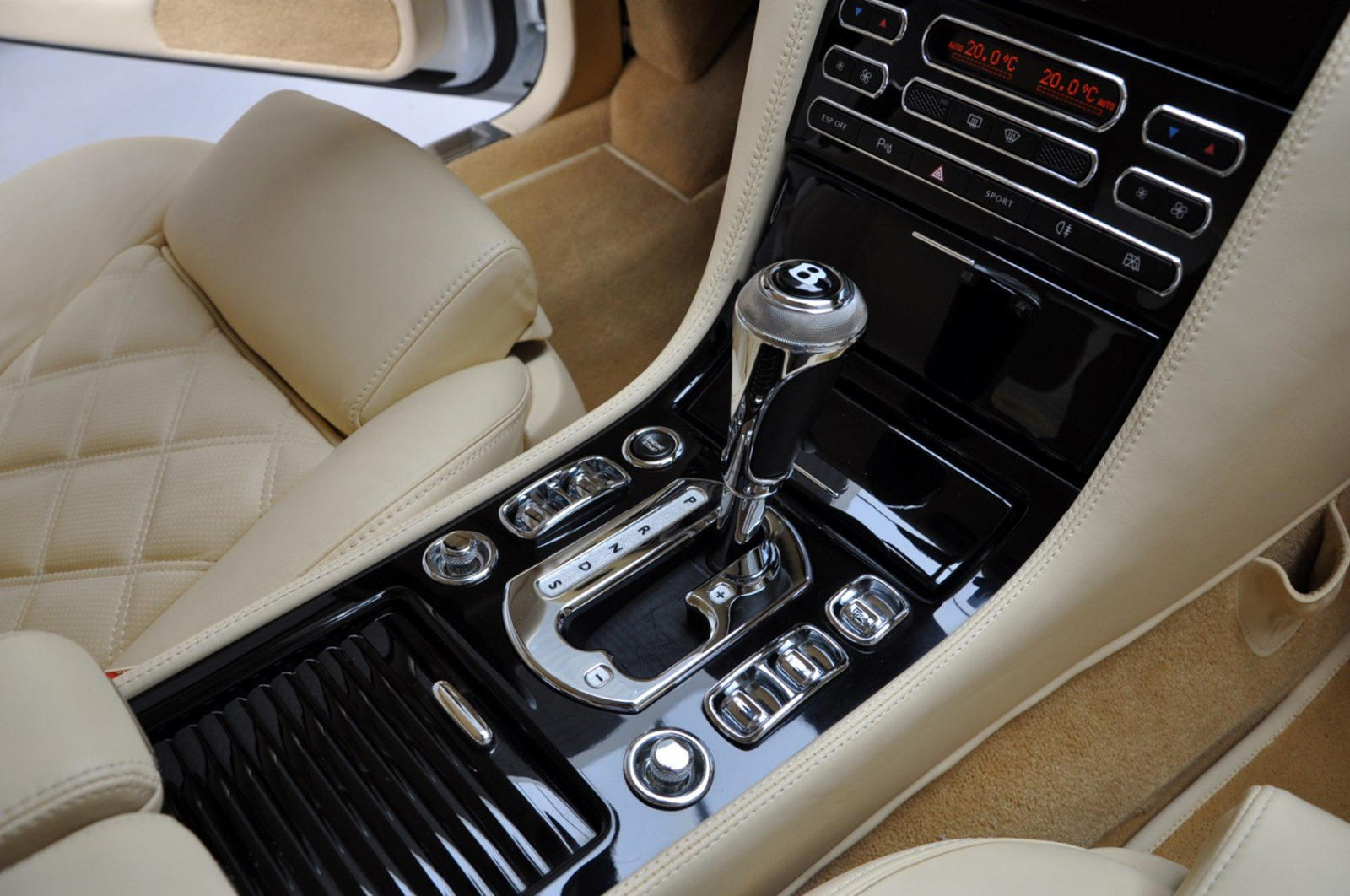 Cụm điều khiển trung tâm của chiếc Bentley Brooklands