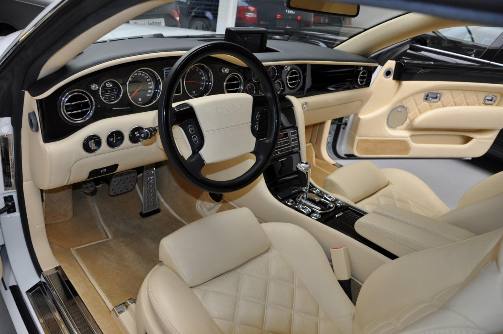 Vô lăng bọc da phối 2 màu và ốp gỗ, bộ pedal bằng nhôm của chiếc Bentley Brooklands