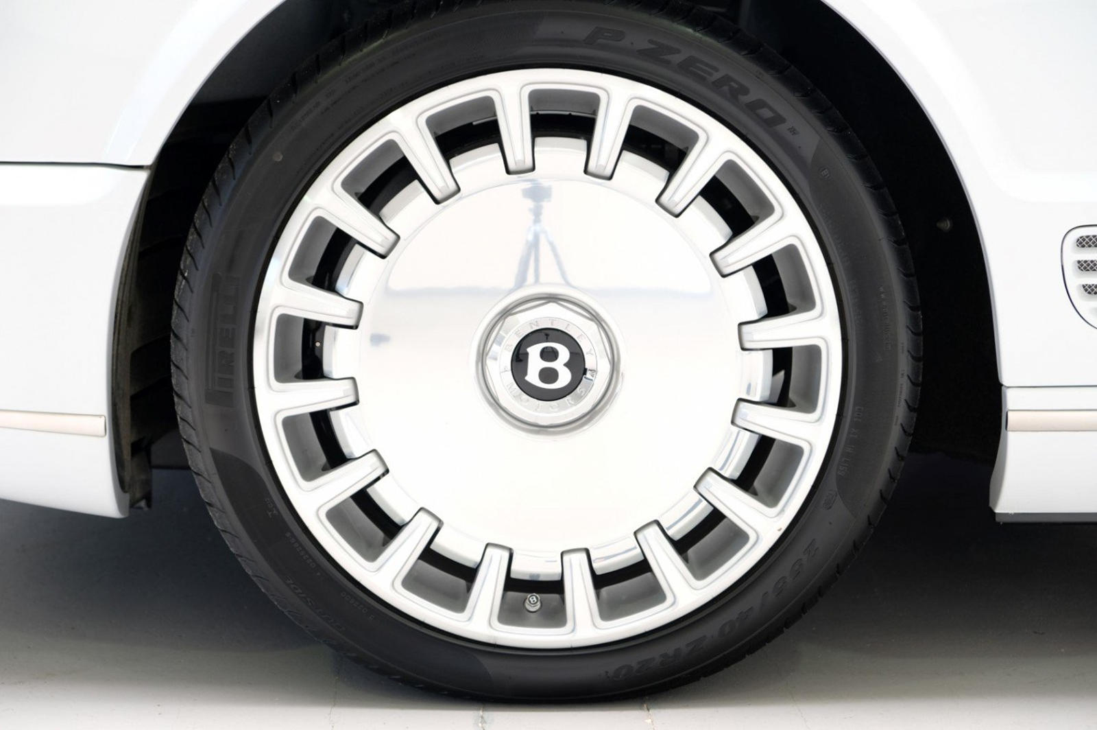 Bộ vành hợp kim 20 inch với thiết kế 16 chấu nhỏ bao quanh mâm đúc bóng bẩy