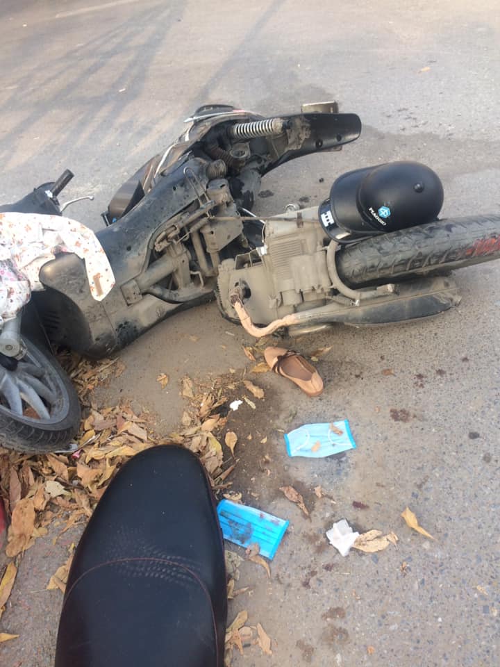 Chiếc xe tay ga gãy trục, rơi động cơ ra ngoài, bật yên