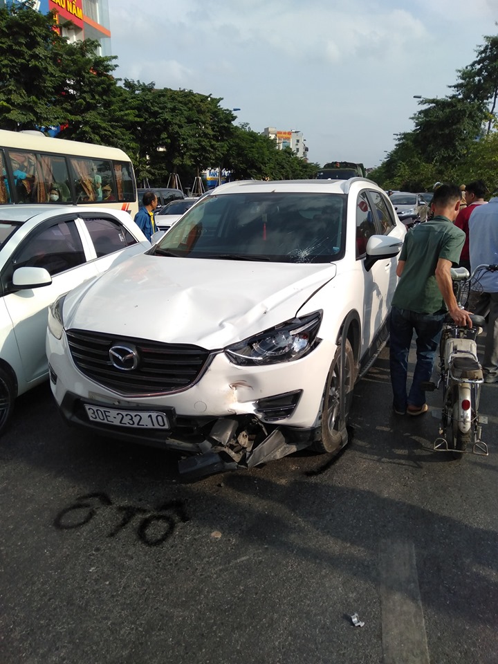 Chiếc xe ô tô con bị móp đầu sau khi va chạm với chiếc xe tay ga quay đầu thiếu quan sát