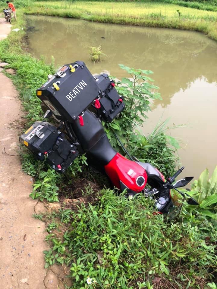Chiếc xe Kawasaki Versys X300 của phượt thủ người Hàn Quốc bị kẹt dưới mương nước