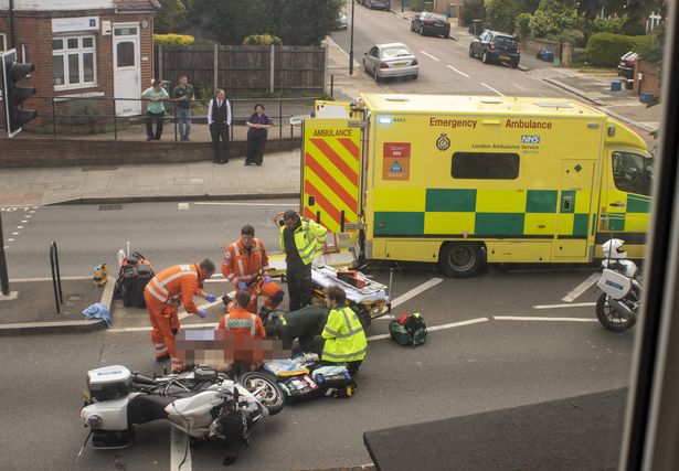 Hiện trường vụ tai nạn liên quan đến chiếc mô tô hộ tống xe của vợ chồng Hoàng tử William Hiện trường vụ tai nạn liên quan đến chiếc mô tô hộ tống xe của vợ chồng Hoàng tử William