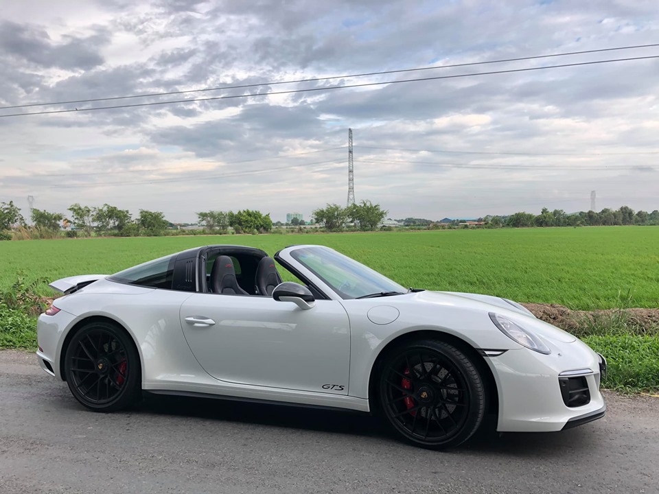 Porsche 911 Targa 4 GTS đời 2018 cần đến thời gian 19 giây để đóng mui