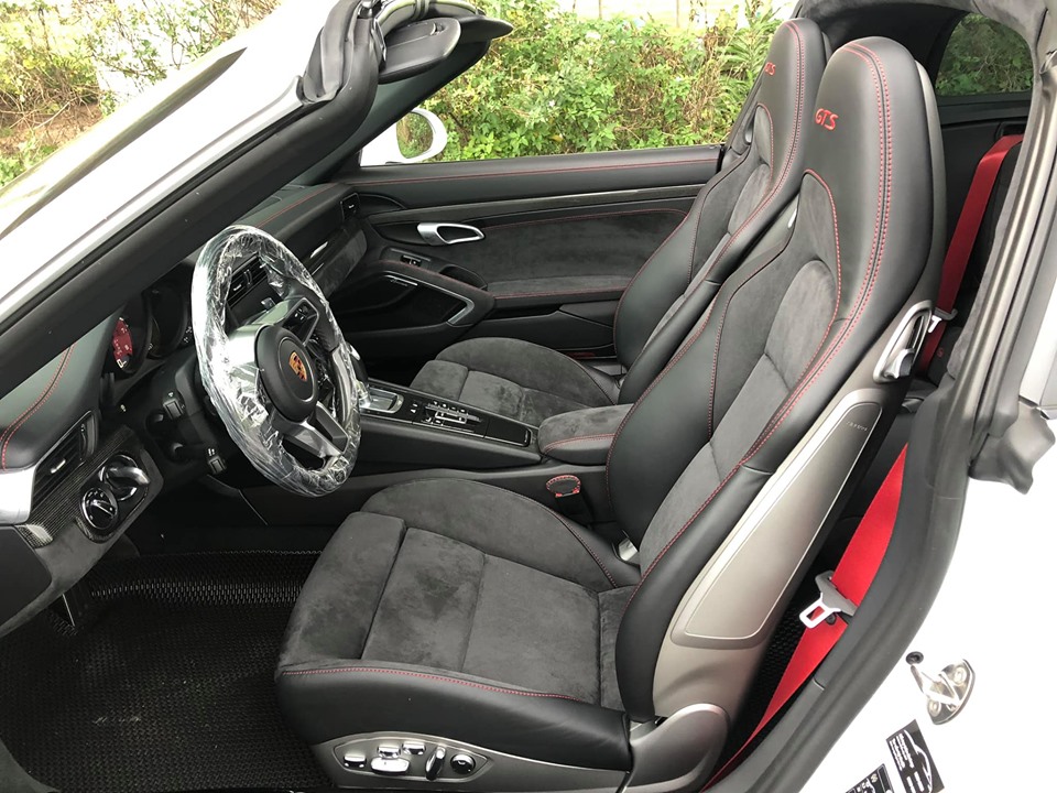 Dễ dàng nhận ra ngoài chất liệu da Alcantara cao cấp ở ghế ngồi, thành cửa, bảng táp-lô, nội thất của chiếc xe thể thao Porsche 911 Targa 4 GTS đời 2018 đang được rao bán