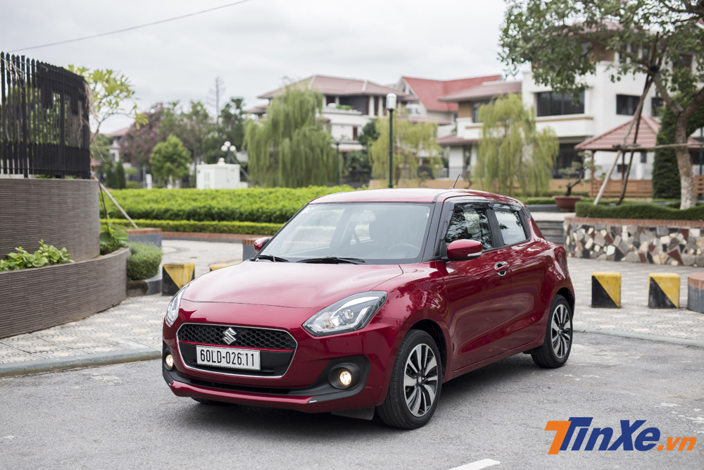 Suzuki Swift bản GL hiện đang được chào bán với giá 449 triệu đồng, ngang tầm với Honda Brio ở phân khúc thấp hơn