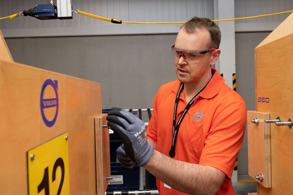 Trước khi được vào dây chuyền thật, Dyer phải luyện tập trên dây chuyền thực nghiệm