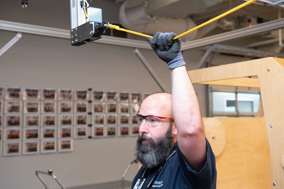 Nếu mắc sai sót, hãy kéo dây màu vàng để dây chuyền ngừng lại