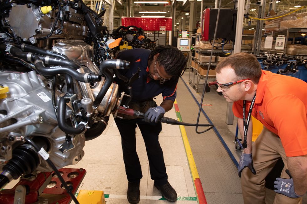 Tramaine Smalls hướng dẫn Dyer lắp ráp bộ phận truyền động cho động cơ