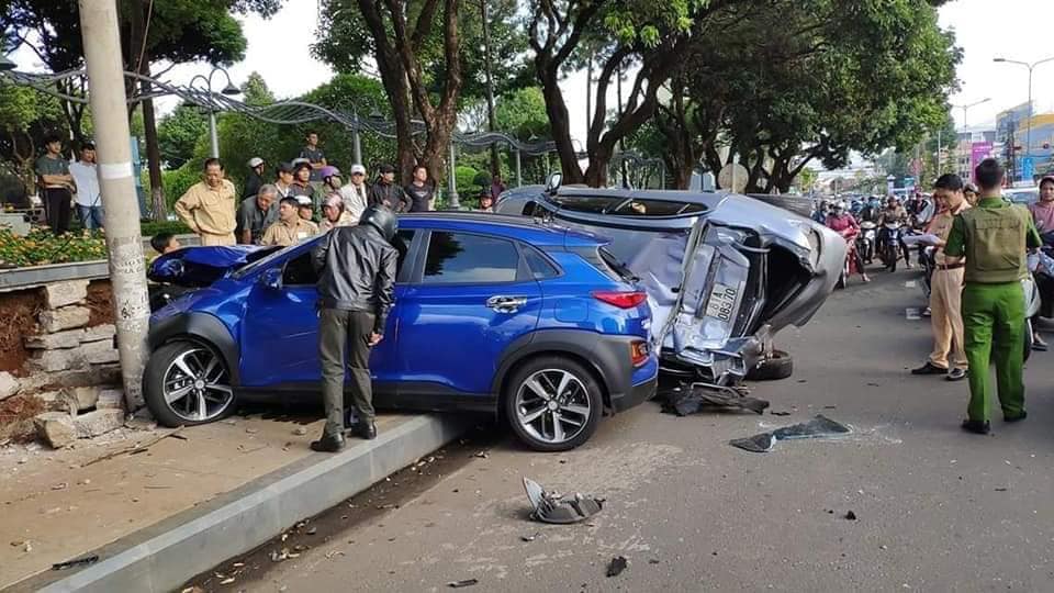 Hiện trường vụ tai nạn khiến nhiều người bị thương tại khu vực Ngã 3 Hoa Lư - Gia Lai