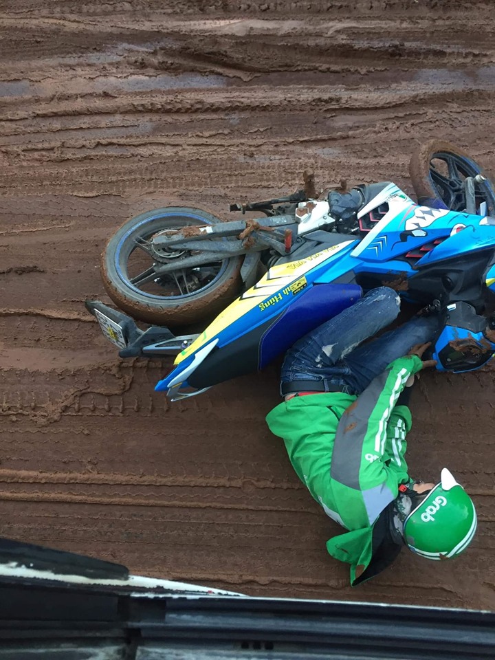 Nhiều phương tiện 2 bánh khi đi qua đây đã bị trượt ngã do mặt đường hết sức trơn trượt do bùn đất ướt