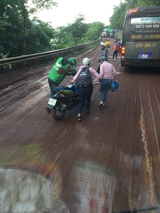 Sạt lở gây ách tắc giao thông nghiêm trọng trên nhiều tuyến đèo lớn ở cả 2 miền