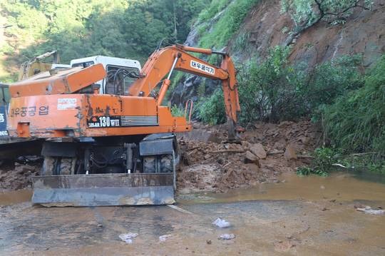 Sạt lở khiến đường đèo tắc nghẽn dài