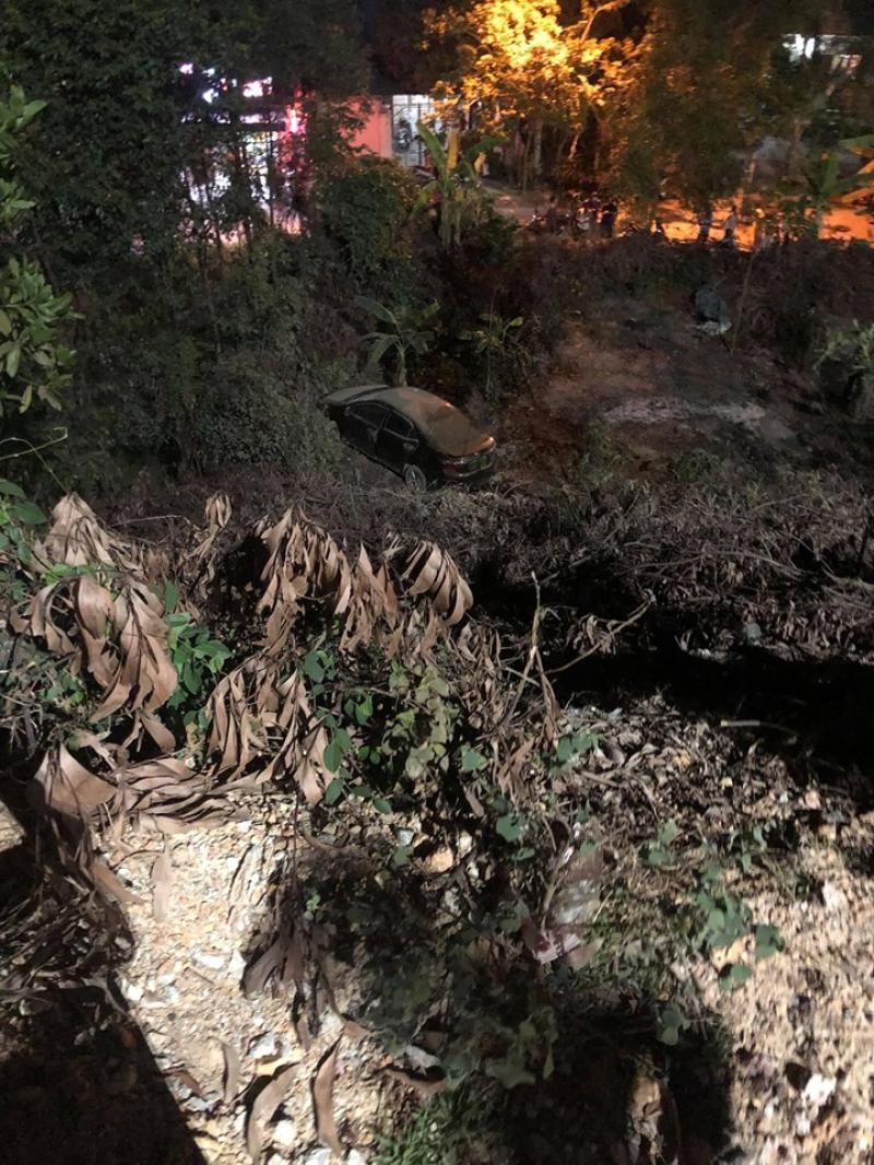 Chiếc xe sang Audi rơi xuống vực  sâu khoảng 5 m