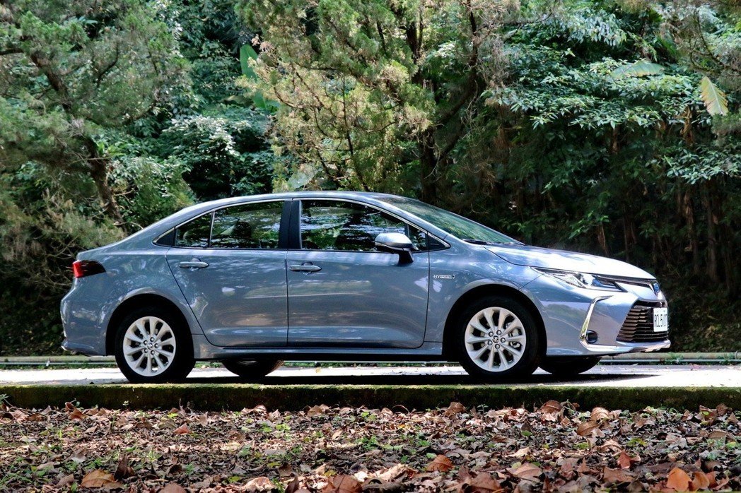 Toyota Corolla Altis 2019 dài hơn, rộng hơn nhưng thấp hơn thế hệ cũ