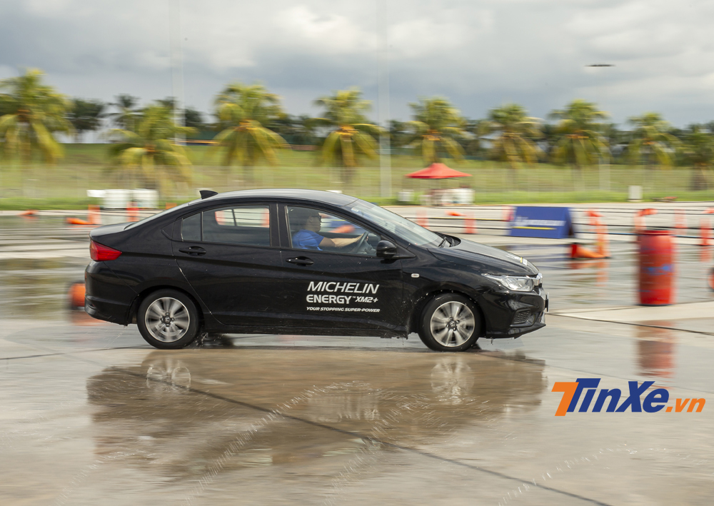 Trải nghiệm thực tế của phóng viên với lốp Michelin Energy XM2+ là rất ấn tượng, tạo được sự khác biệt so với những dòng lốp khác cùng phân khúc. Trải nghiệm thực tế của phóng viên với lốp Michelin Energy XM2+ là rất ấn tượng, tạo được sự khác biệt so với những dòng lốp khác cùng phân khúc.