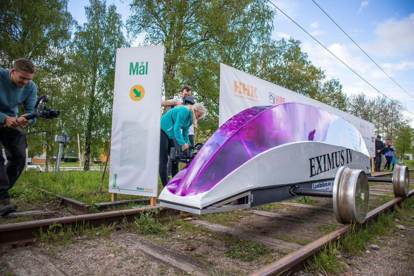 Exium IV là một phương tiện được chế tạo với chất liệu đặc biệt để có trọng lượng rất nhẹ