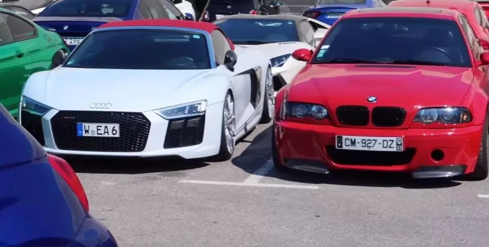 Trong ảnh là cặp đôi siêu xe Audi R8 Spyder và một chiếc ô tô thể thao hạng sang của BMW