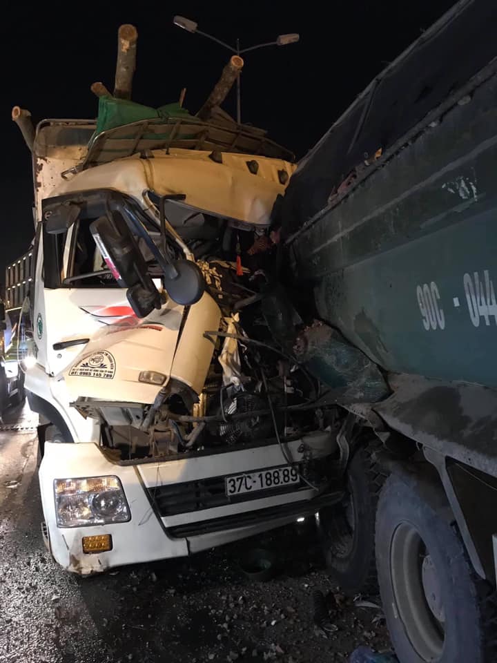Phần đầu xe của chiếc ô tô tải bẹp dúm Phần đầu xe của chiếc ô tô tải bẹp dúm