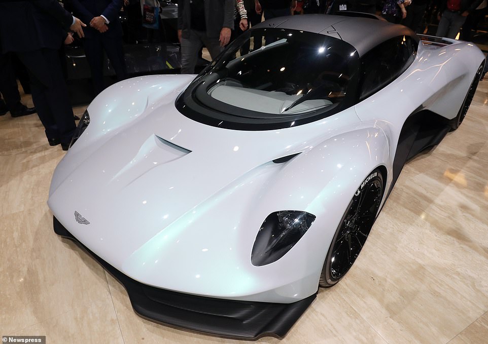Aston Martin Valhalla được ra mắt lần đầu ở Triển lãm Ô tô Geneva 2019 dưới tên mã AM-RB 003