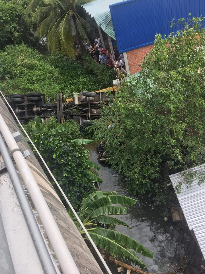 Hiện trường vụ tai nạn nghiêm trọng liên quan đến chiếc xe cần cẩu và Toyota Innova