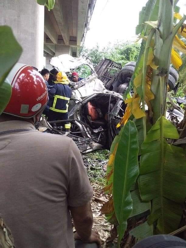 Cả hai phương tiện đều bị biến dạng sau vụ tai nạn