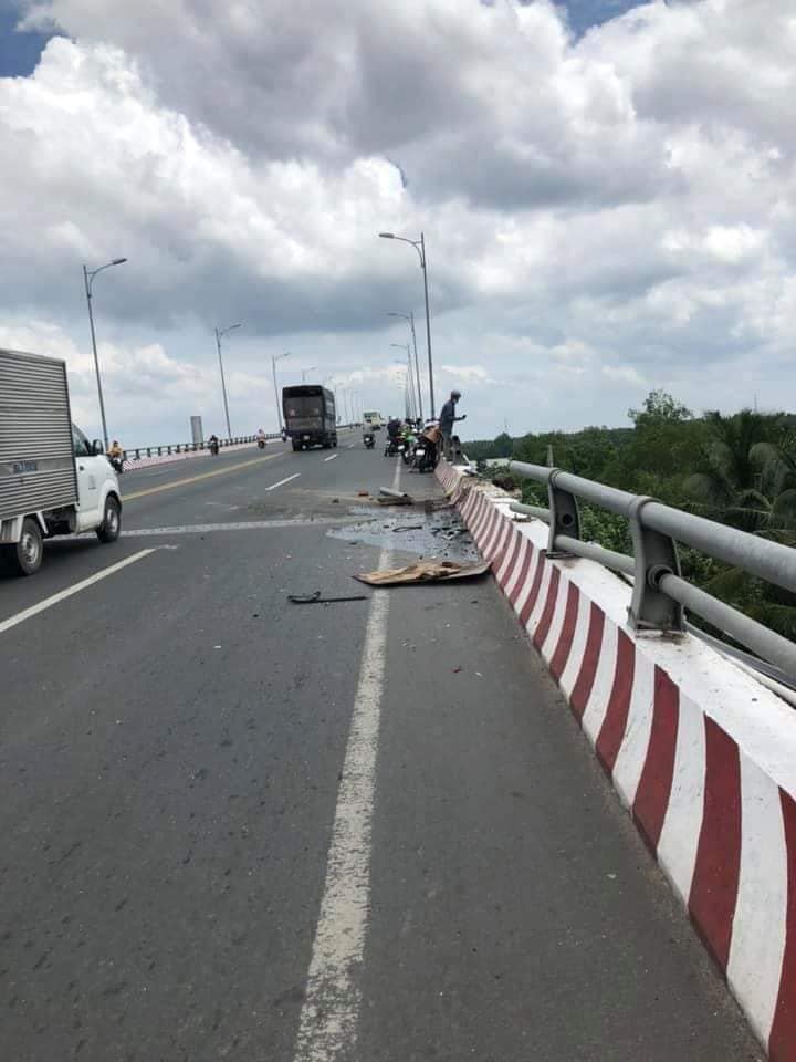 Một đoạn thành cầu bằng sắt bị vỡ