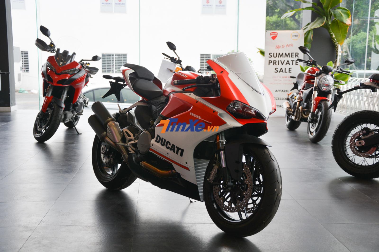 Ngoại hình Ducati 959 Panigale Corse có 2 màu sơn trắng nhám và đỏ nhám theo phong cách những mẫu xe đua MotoGP của hãng