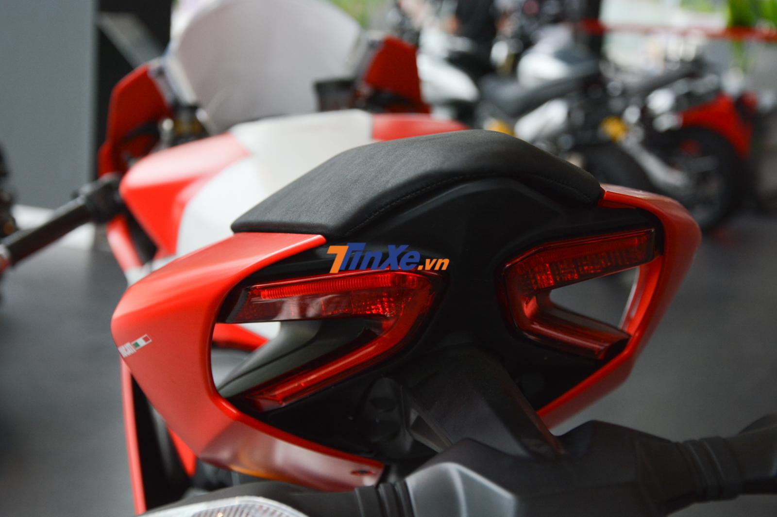 Đèn hậu của Ducati 959 Panigale Corse không khác gì bản tiêu chuẩn