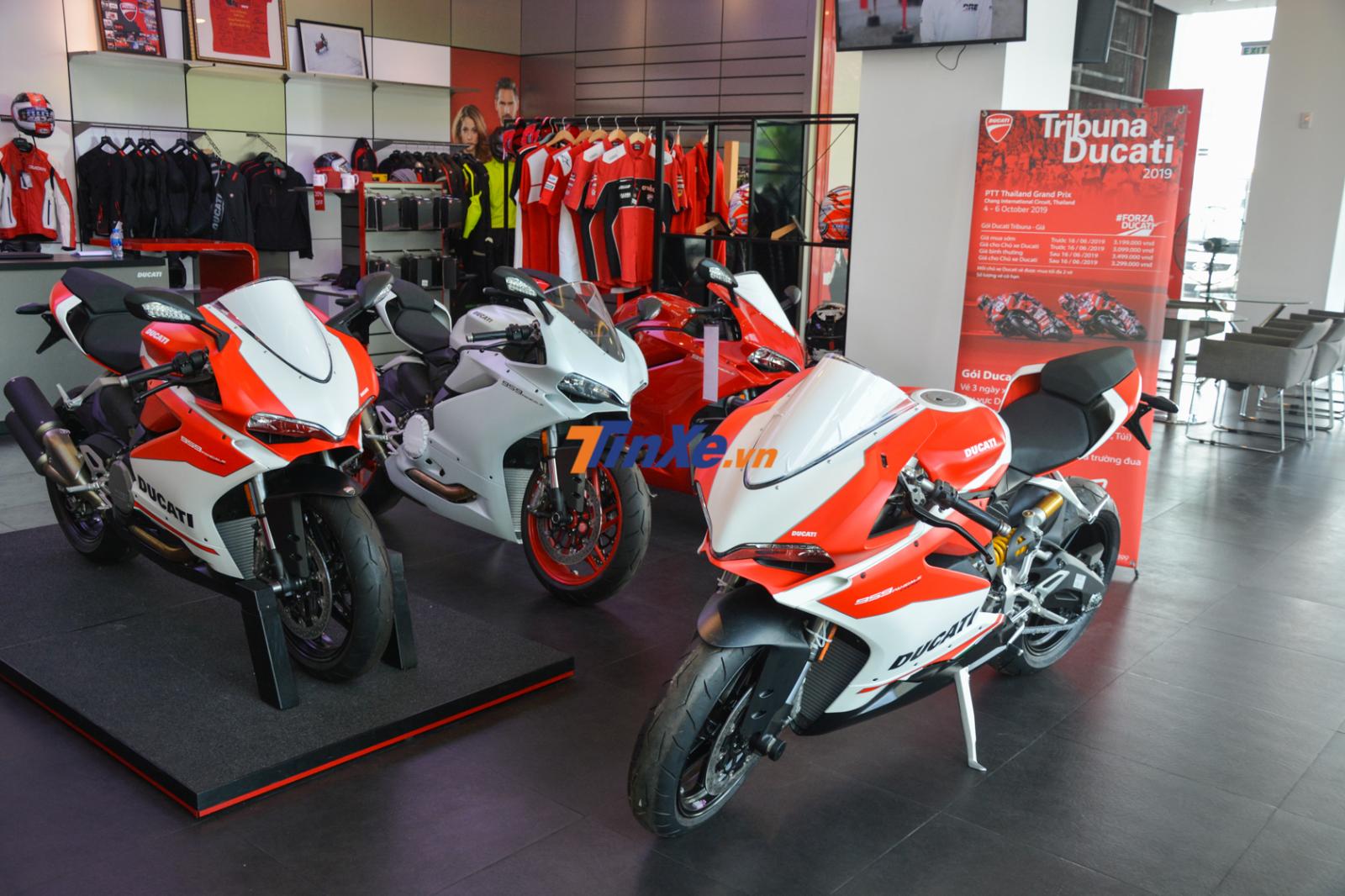 Hai chiếc Ducati 959 Panigale Corse cùng phiên bản tiêu chuẩn Ducati 959 Panigale mang màu đỏ và trắng bóng