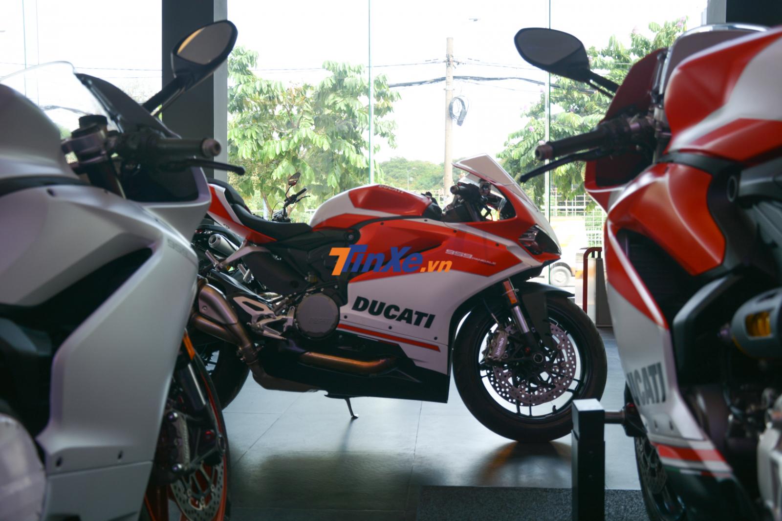 Bộ áo này đi kèm các hoạ tiết màu đen làm điểm nhấn