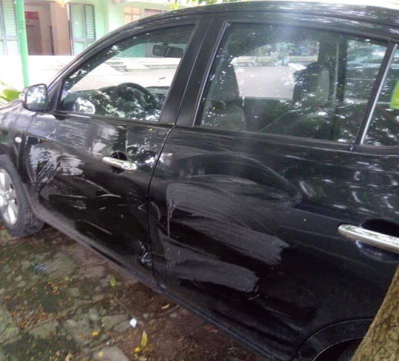 Phần sườn của chiếc Nissan Sunny bị bôi bẩn nhiều chỗ