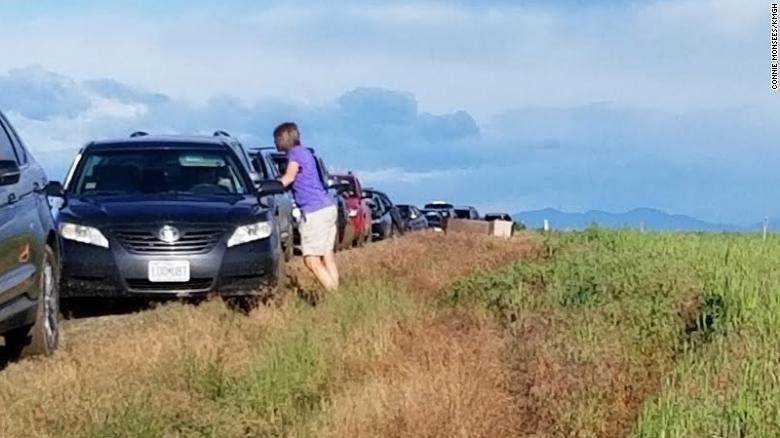 Khoảng 100 chiếc ô tô bị mắc kẹt trên con đường đất đầy bùn lầy vì tin Google Maps